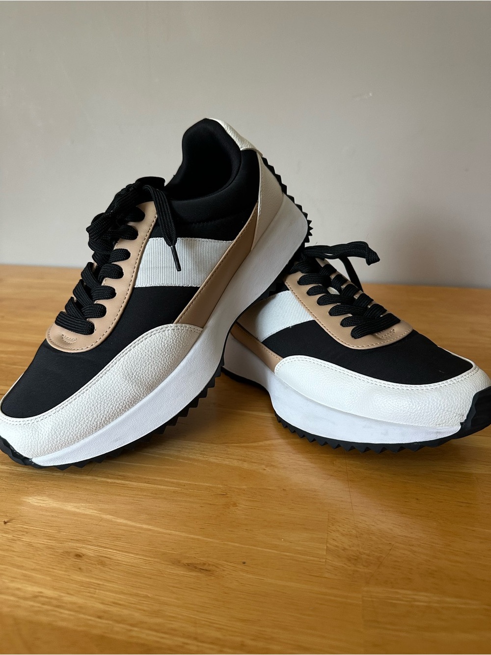 DV Dolce Vita Bettie Sneakers Black Tan White - Size 9 Excellent Condition